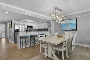 Dining - Charming 3-bedroom beachfront condo (Folly Beach)