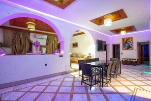 Villa, 5 Bedrooms | Dining