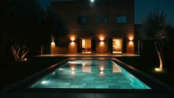 Villa, 4 Bedrooms, Accessible, Smoking | Kolam renang | Kolam renang tertutup