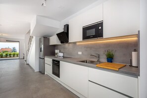 Refrigerador, microondas, horno, placa de cocina