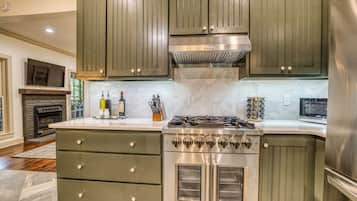 Køleskab, mikrobølgeovn, ovn, kogeplade