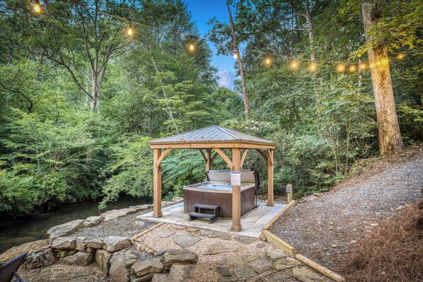 Outdoor spa tub