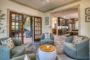 Smart TV, lareira, videogames, mesa de pingue-pongue