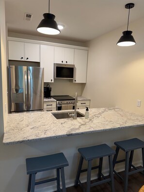 Jääkaappi, mikroaaltouuni, uuni, liesi