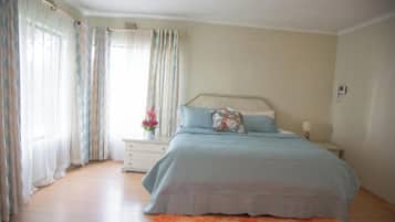 House, Pool View | Desk, laptop workspace, iron/ironing board, free WiFi