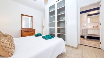 1 dormitorio, caja fuerte, escritorio y tabla de planchar con plancha