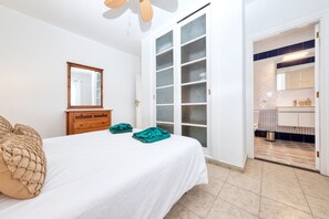 1 Schlafzimmer, Zimmersafe, Schreibtisch, Bügeleisen/Bügelbrett