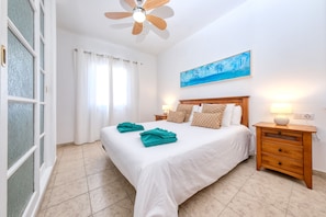 2 habitaciones, caja de seguridad en la habitación y escritorio 
