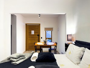 Triple Room | In-room safe, laptop workspace, iron/ironing board, free WiFi