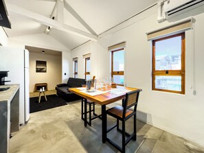 Familierom | Eget kjøkken | Kjøleskap, mikrobølgeovn, kokeplater og kjøkkenutstyr