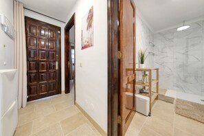 Suihku, hiustenkuivaaja, pyyhkeet, saippua