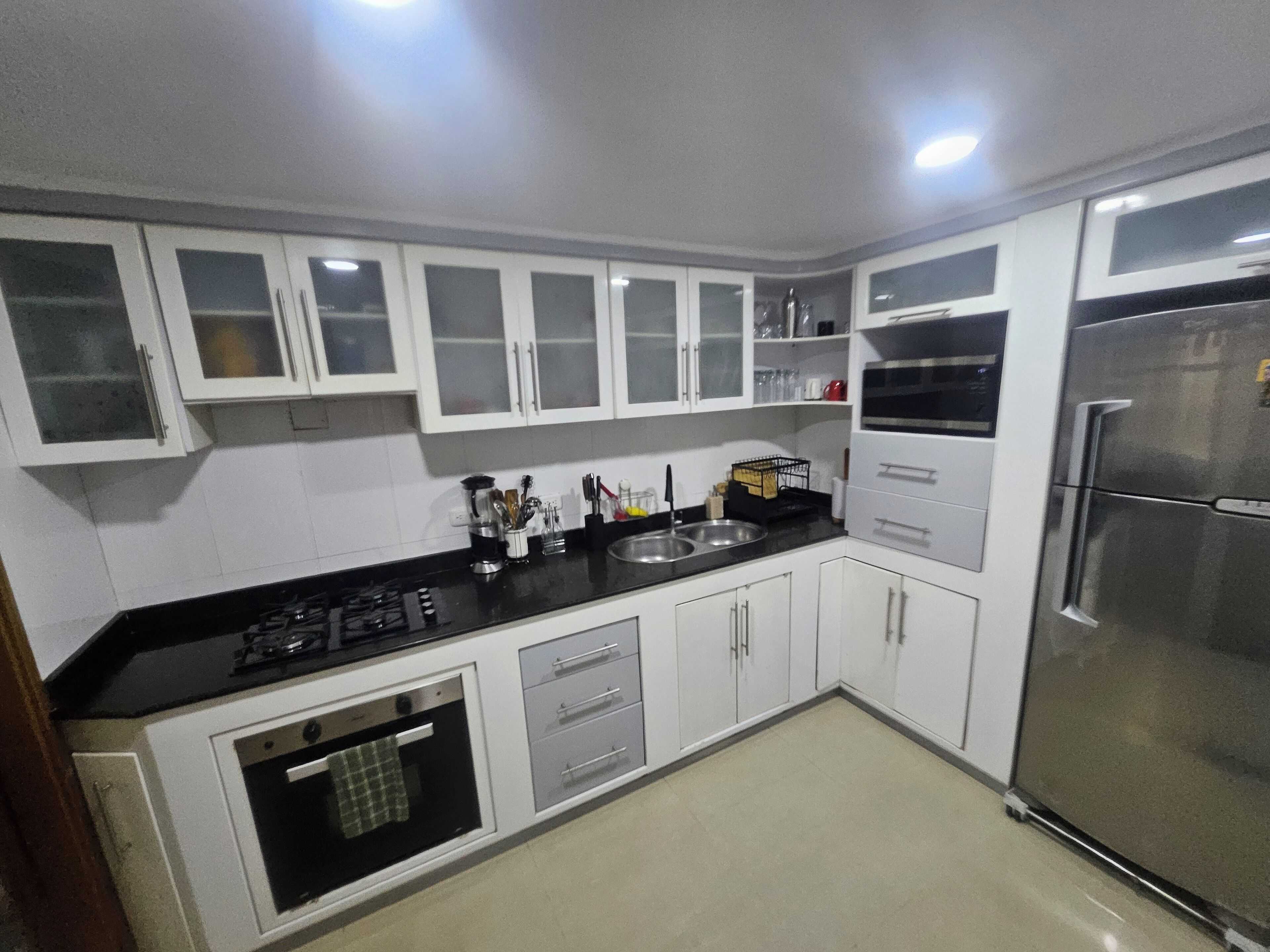 Full-size fridge, microwave, oven, stovetop