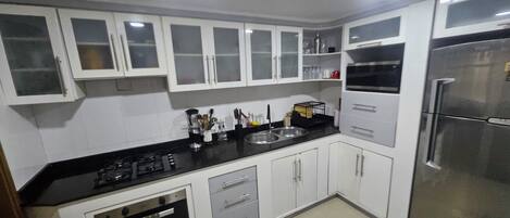 Full-size fridge, microwave, oven, stovetop