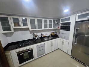 Full-size fridge, microwave, oven, stovetop - Migo (Cartagena)