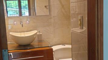 Deluxe Double or Twin Room, Balcony, City View | Bathroom | Hair dryer, towels, soap, shampoo