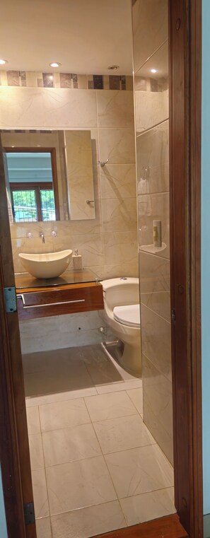 Deluxe Double or Twin Room, Balcony, City View | Bathroom | Hair dryer, towels, soap, shampoo - Migo (Cartagena)