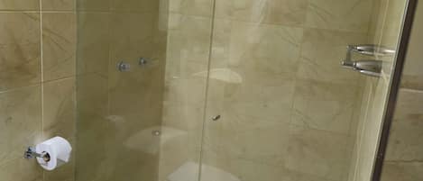 Quarto casal ou duplo luxo, sacada, vista para a cidade | Banheiro | Secador de cabelo (mediante solicitação), toalhas de banho, sabonete