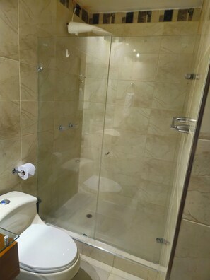 Deluxe Double or Twin Room, Balcony, City View | Bilik Mandi | Pengering rambut, tuala disediakan, sabun, syampu 