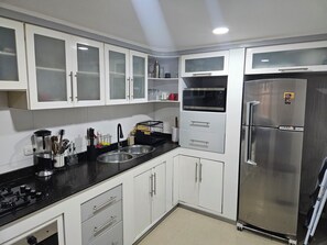 Full-size fridge, microwave, oven, stovetop