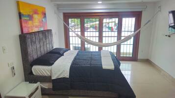 Chambre Deluxe Double ou avec lits jumeaux, balcon, vue ville | Fer et planche Ă repasser, Wi-Fi gratuit