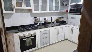 Full-size fridge, microwave, oven, stovetop