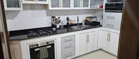 Stort kylskÄp, mikrovÄgsugn, ugn och spishÀll