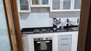 ثلاجة/مجمد بحجم كبير، ميكروويف، فرن، موقد طهي مسطح