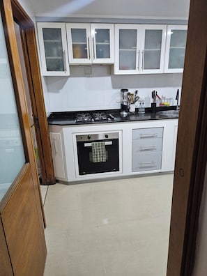 Full-sized fridge, microwave, oven, stovetop
