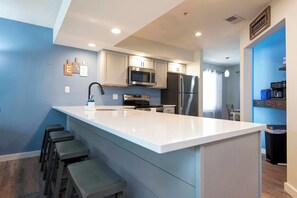 Micro-ondes, four, plaque de cuisson, lave-vaisselle