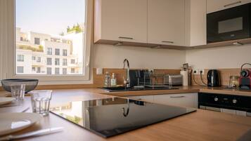 KĂŒhlschrank, Mikrowelle, Ofen, Herdplatte