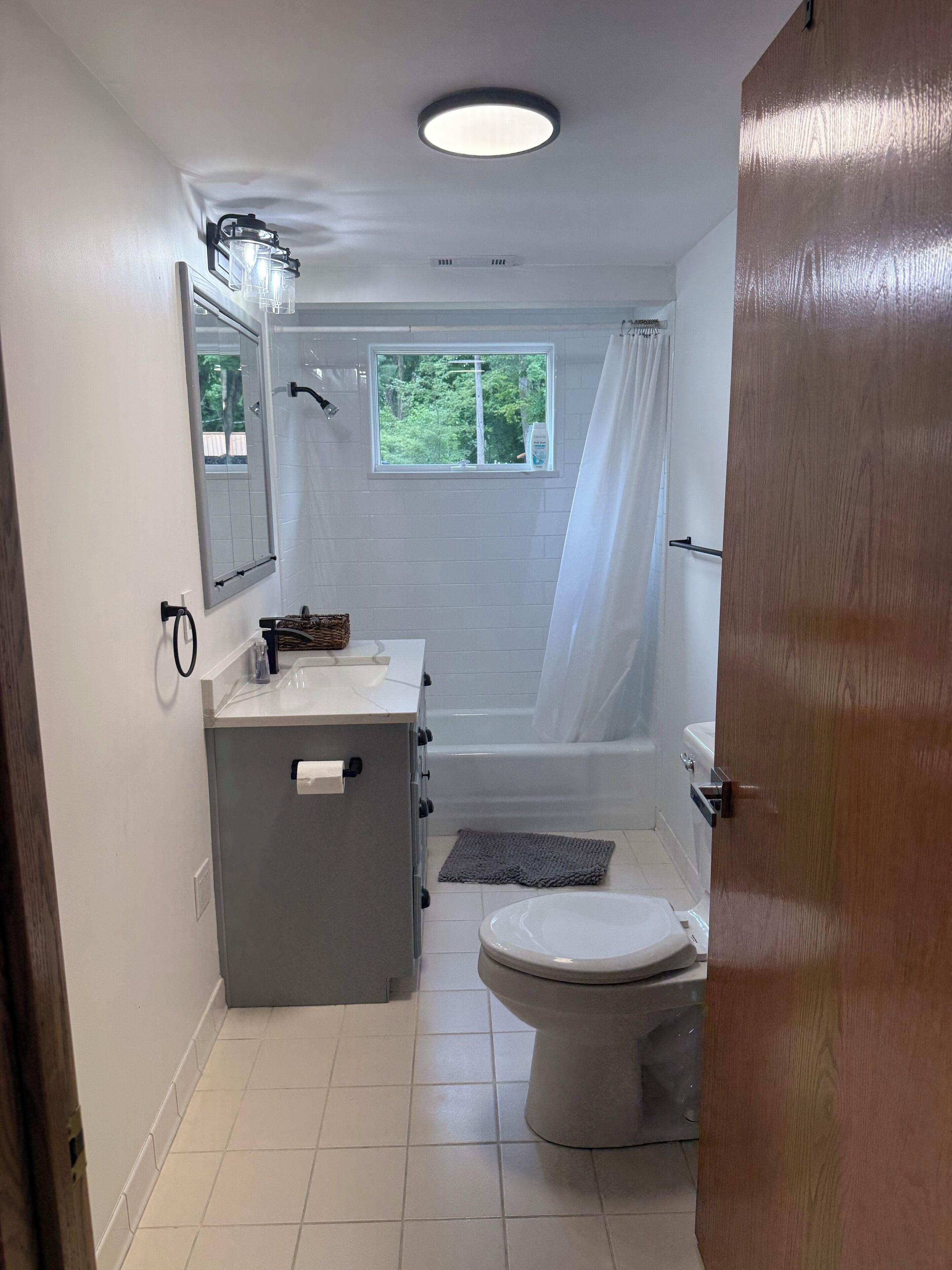 Towels, soap, shampoo, toilet paper
