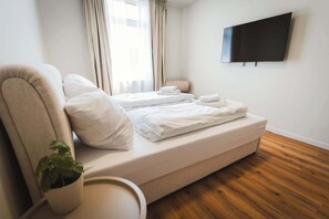 3 bedrooms, desk, iron/ironing board, WiFi