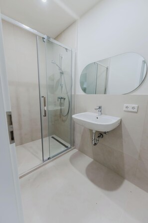 Douche, sèche-cheveux, savon, shampoing