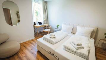 3 bedrooms, desk, iron/ironing board, WiFi