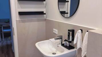 Shower, hair dryer, towels, shampoo