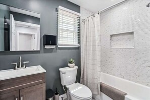 Shower, hair dryer, towels - Annapolis Town Center Cottage (Annapolis)