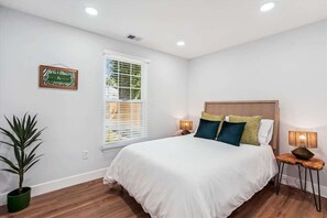 2 bedrooms, iron/ironing board, WiFi, bed sheets - Annapolis Town Center Cottage (Annapolis)