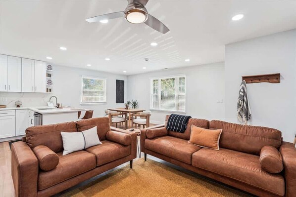 TV, offices - Annapolis Town Center Cottage (Annapolis)