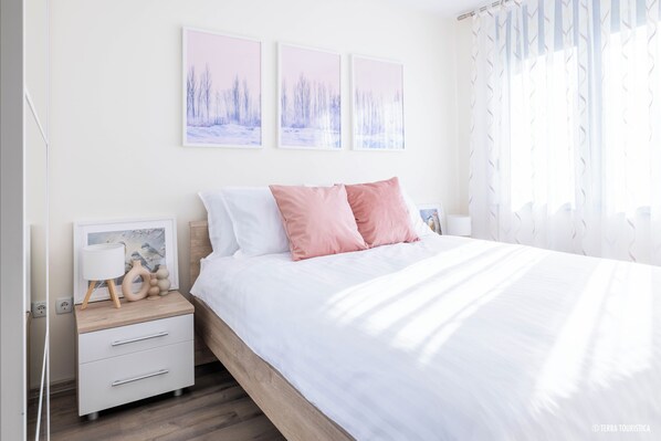 4 bedrooms, iron/ironing board, WiFi, bed sheets