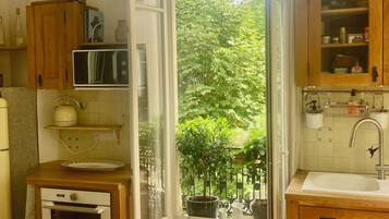 Een microgolfoven, een oven, een kookplaat, een vaatwasser