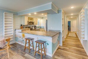 Geladeira, micro-ondas, cooktop, lava-louças