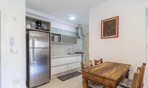 Basic Apartment | Dining - Apart w/ Barbecue in Condominium With Pool Bri0102 (Florianópolis)