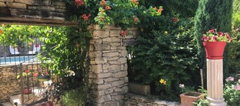 Lovely stone farmhouse in plein❤️des Alpilles On one hectare of wooded land