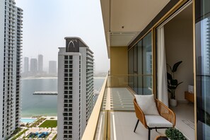 A balcony with a view of a marina and high-rise buildings. - Stylish Emaar Beachfront | Near Marina & JBR (Dubai)
