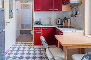 Réfrigérateur, micro-ondes, plaque de cuisson, cafetière/bouilloire