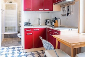 Réfrigérateur, micro-ondes, plaque de cuisson, cafetière/bouilloire