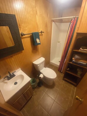 Douche, sèche-cheveux, serviettes fournies