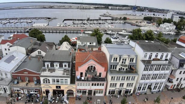 Une ville côtière dotée d’un port de plaisance, de bâtiments historiques et d’une grande variété de boutiques et de restaurants.