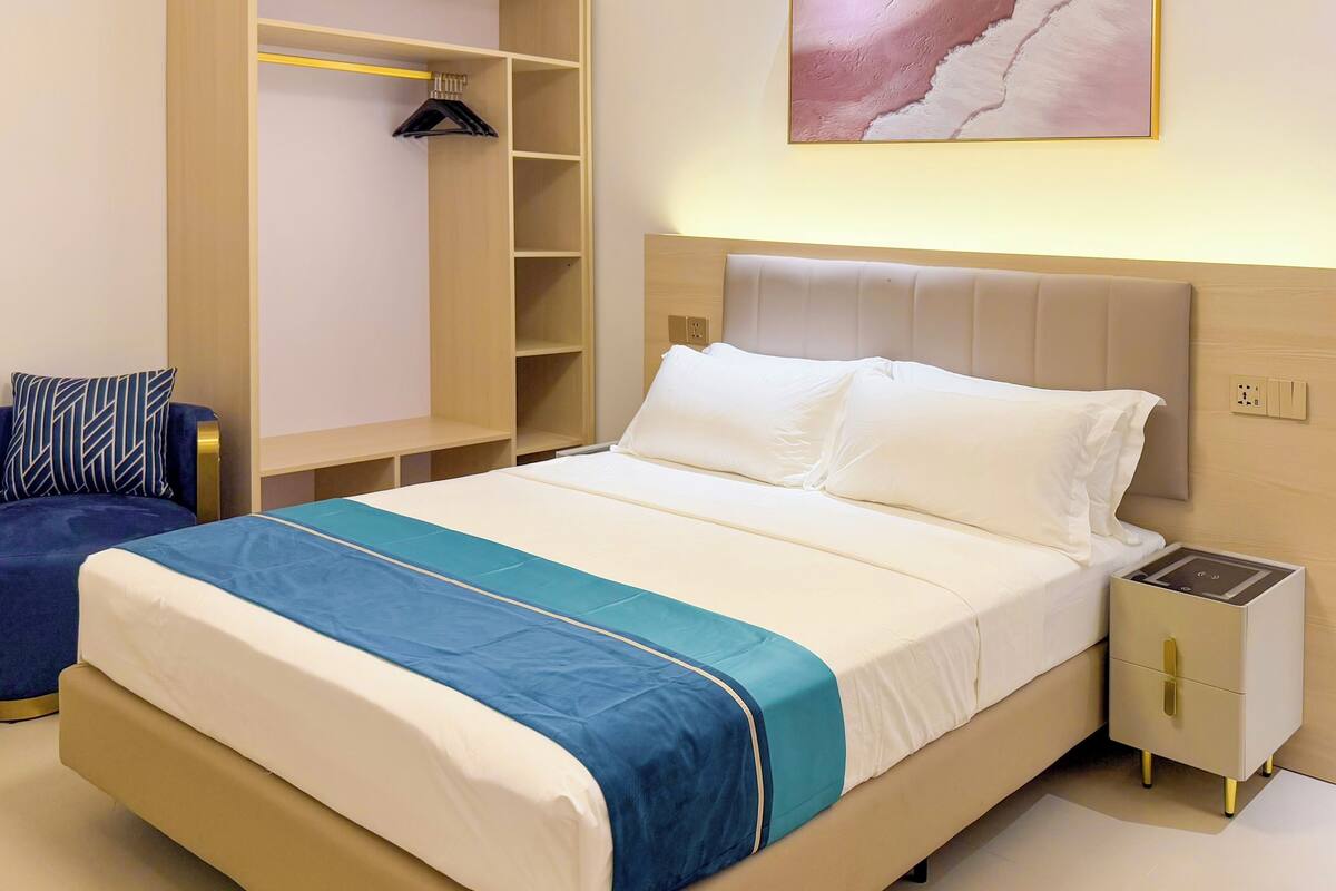 Deluxe Tek Büyük Yataklı Oda, Sigara İçilmez, Avlu Manzaralı | Odada kasa, güneşlik/perde, ütü/ütü masası, ücretsiz kablosuz İnternet 
