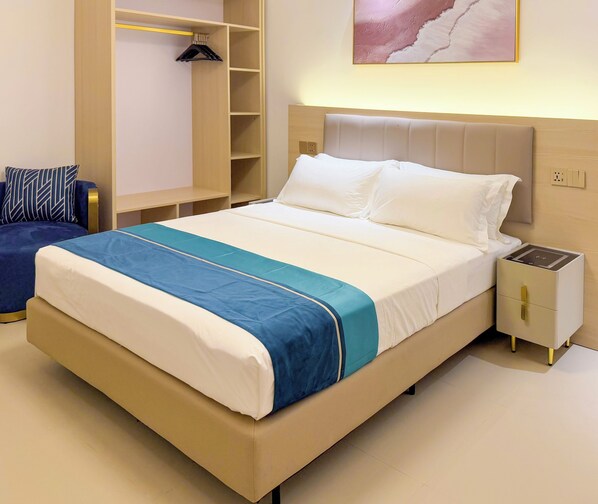 Deluxe-Doppelzimmer, Nichtraucher, Blick auf den Innenhof | Zimmersafe, Verdunkelungsvorhänge, Bügeleisen/Bügelbrett